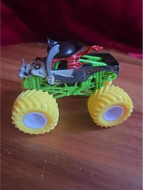 Spin Master Monster Jam Pirate’s  Curse Truck 2025 NEON YELLOW TIRES 1:64